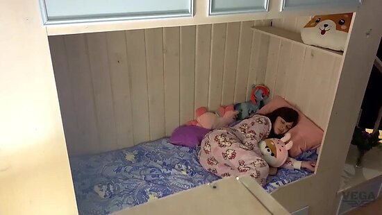 Молодой отчим трахает спящую падчерицу после сказки на ночь