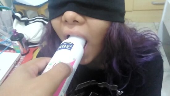 Сводная сестра с завязанными глазами сразу и не поняла, что пробует большой и сладкий член брата