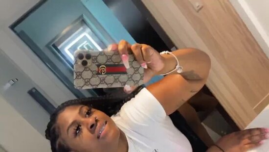 Темнокожая девица с большими сиськами снимает на телефон свой жаркий секс с чужим парнем