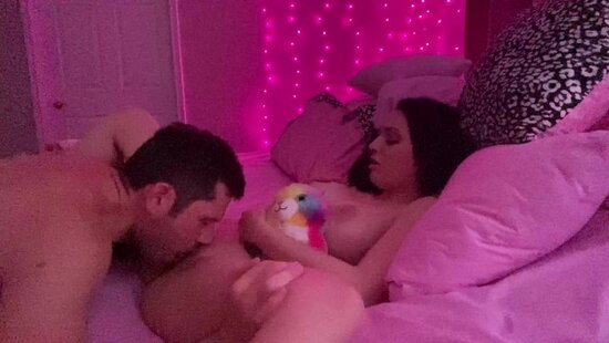 Красивая брюнетка с пышными сиськами стонет от удовольствия, пока отчим тщательно лижет ее пилотку