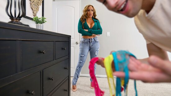 Задастая мачеха дала попробовать на вкус свою аппетитную пилотку пасынку-фетишисту