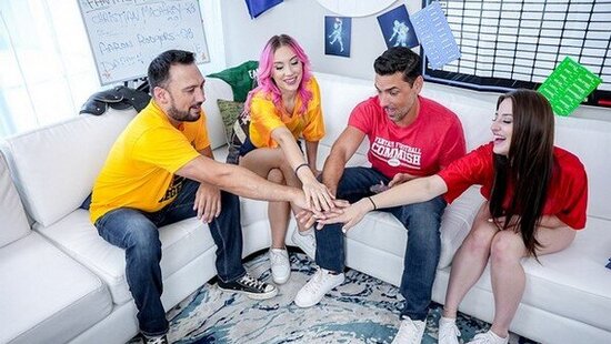 С русским переводом - дочки обменялись отцами во время просмотра футбола