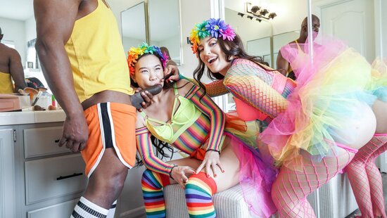 Лесбиянка занялась межрасовым сексом втроем с подругой и ее парнем