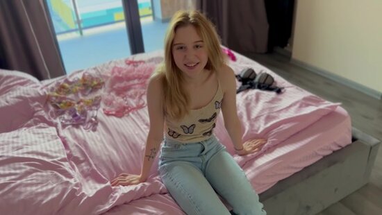 Брат помог сестре выбрать белье для свидания